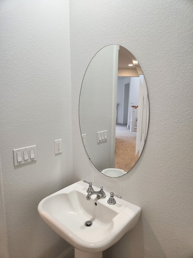 Building Photo - Great Santa Rosa Neighborhood 3 Bedroom, 2.5 Bathrooms