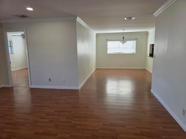 Building Photo - 121 Lake Gloria Dr