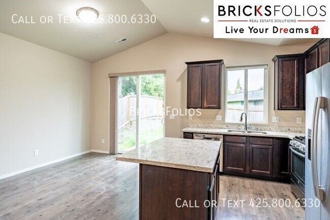 Building Photo - Modern Living Meets Convenience: 4-Bedroom...