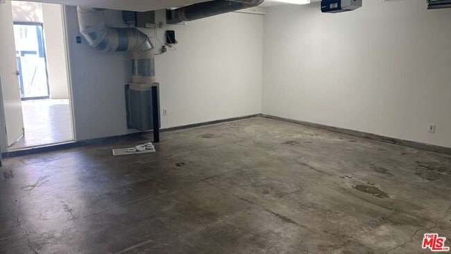 Building Photo - 800 Hampton Dr