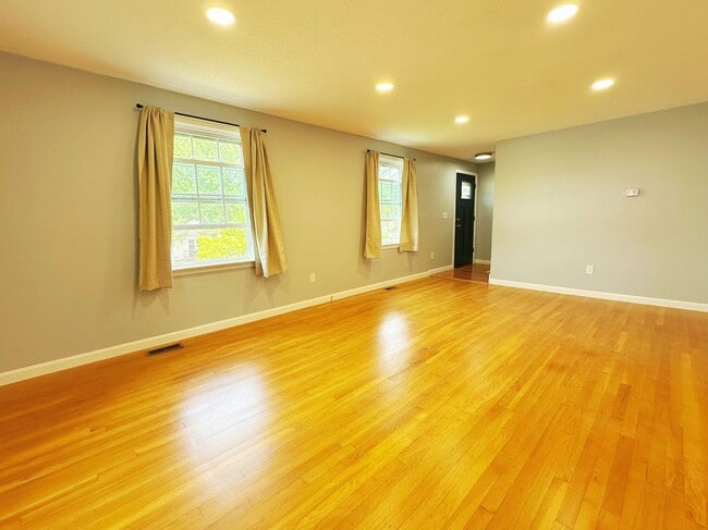 Building Photo - 10 Friar Tuck Ln