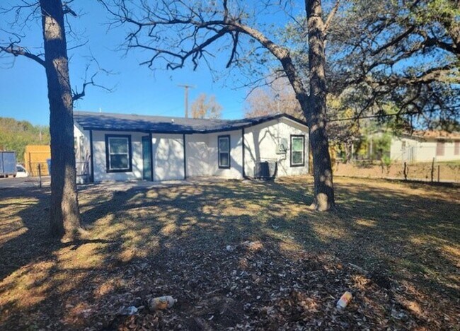 Building Photo - 302 Kenmar Dr
