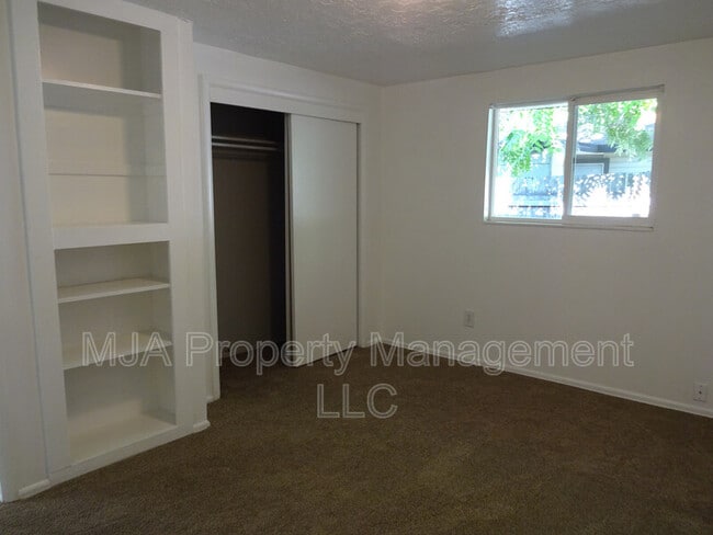 Building Photo - 196 Baird Ave