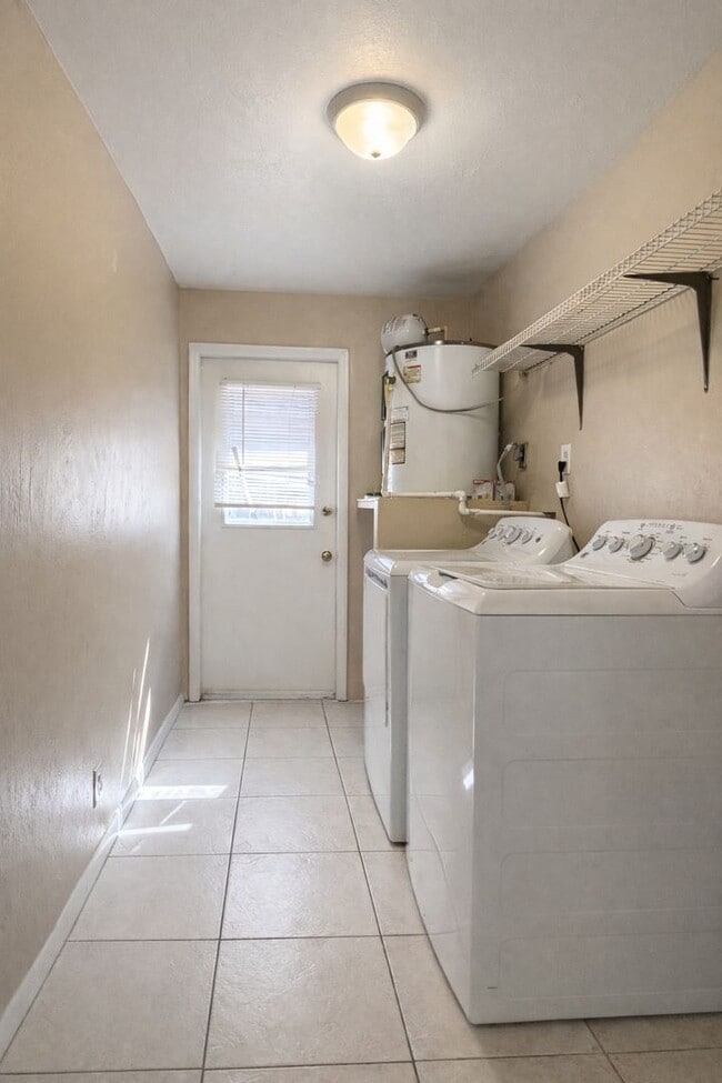 Building Photo - 105/107 SE 2ND AVE