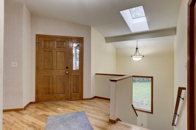 Building Photo - 3 Bedroom 2.5 bathroom nestled in woods with water view