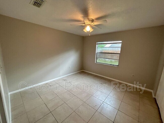 Building Photo - 1042 Axlewood Cir