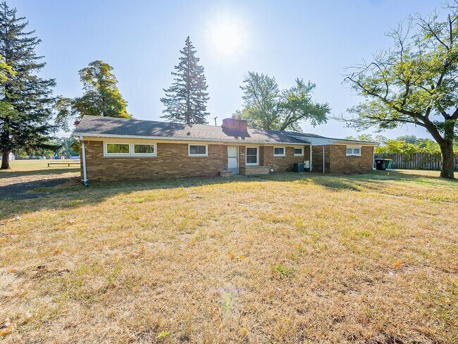 Building Photo - Freshly Updated 3-Bedroom Home in Farmington Hills!