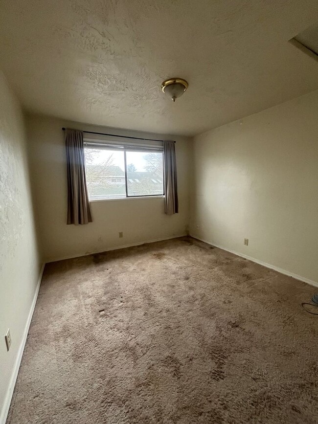 Building Photo - 3-Bedroom 1 1/2 Bathroom Condo in West Eugene