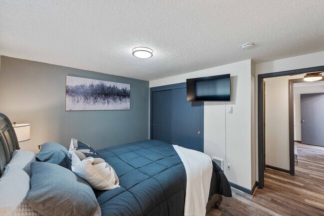 Building Photo - GORGEOUS 3 Bedroom (+BONUS ROOM!) 2 Bath Home with RV/Boat storage near beaches and shopping!