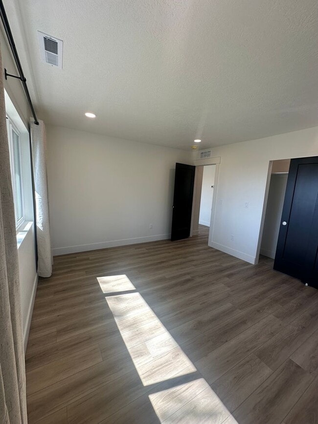 Building Photo - Style and Class....2 Bedroom, 1 bath , 1 C...