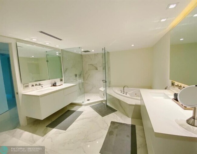 Building Photo - 9559 Collins Ave