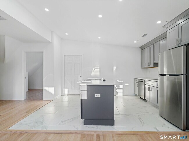 Building Photo - 27 5th St