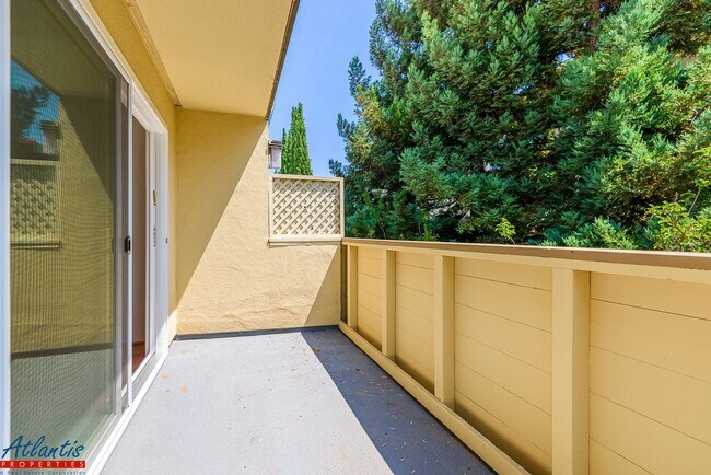 Building Photo - Lovely & Spacious Condo | A/C | In-Unit La...