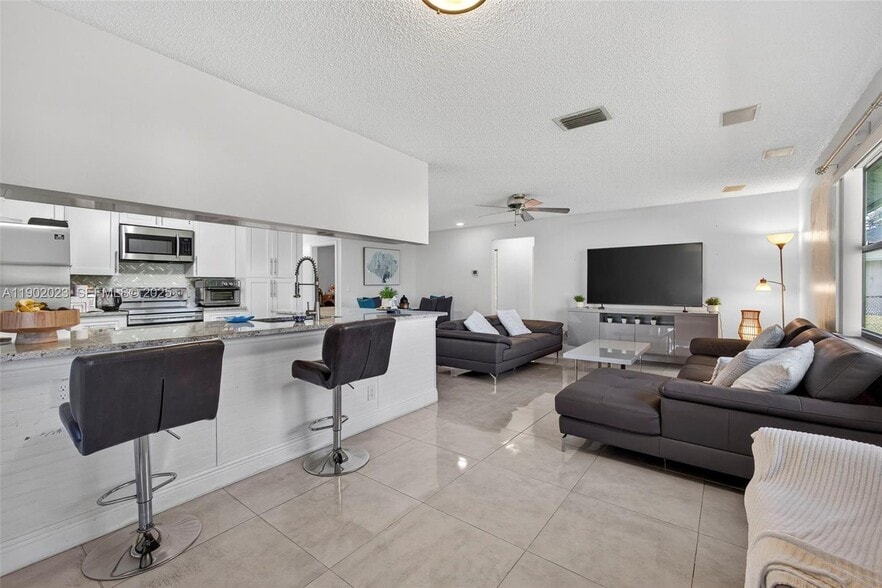 Building Photo - 100 Miramar Ave