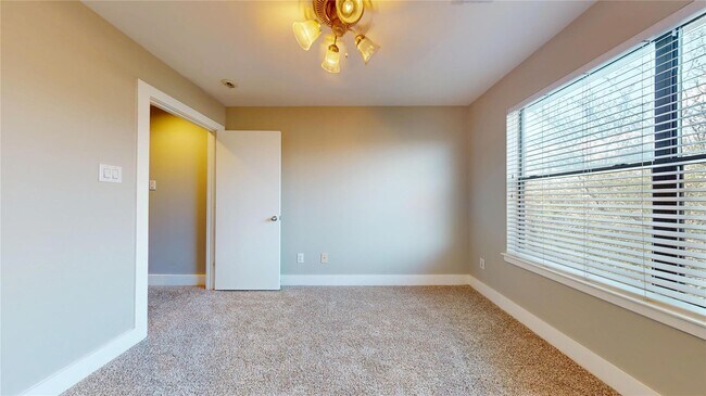 Building Photo - 8715 Meadowcroft Dr