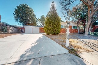 Building Photo - **Great Home** 3 Bed | 2 Bath | NE Heights | Quiet Neighborhood, Prime Location