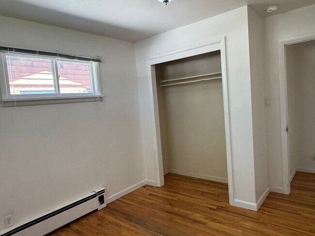 Building Photo - 3Bed 1Bath Ground Floor Unit Near Campus!!!!!