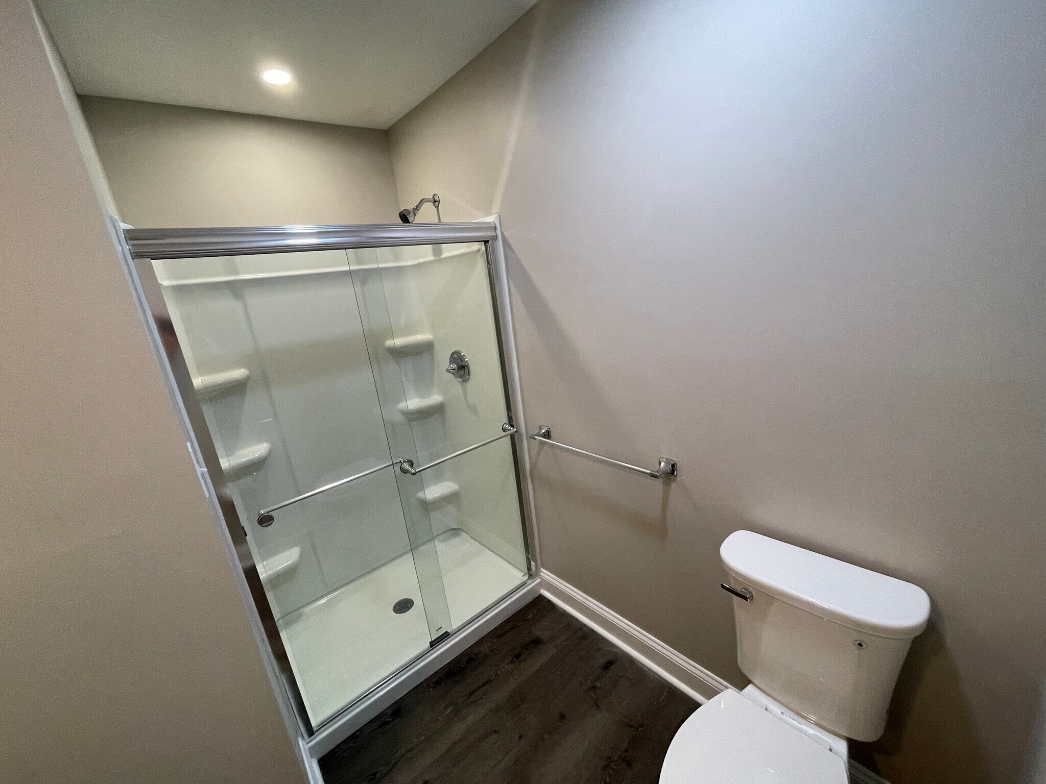 Primary Bathroom - 903 Queens Ct