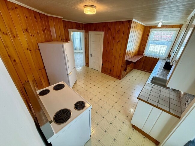 Building Photo - Charming 4-Bedroom, 2-Bath Victorian Home ...