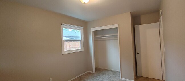 Building Photo - Darling Updated 3 Bedroom Ranch Located a Block from Glenwood City Park and Just a few Blocks fro...