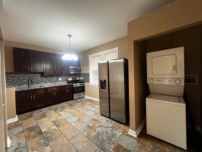 Building Photo - 735 N Hamlin Ave