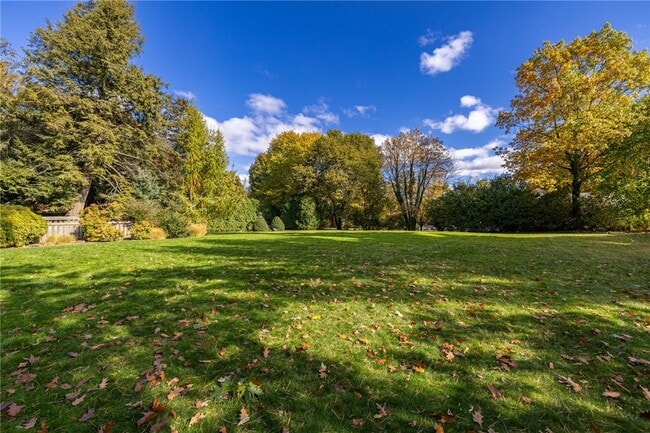 Building Photo - 1397 East Ave