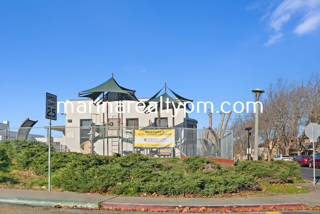 Building Photo - Single story Condominium is in Hillcrest p...