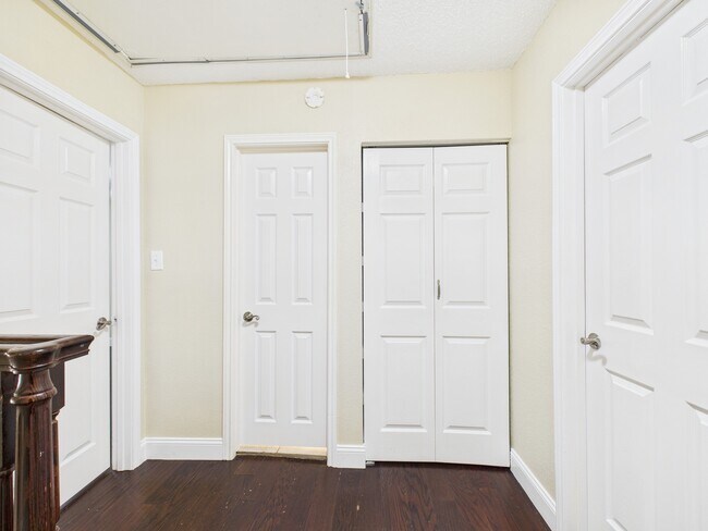 Building Photo - 6416 Bankside Dr