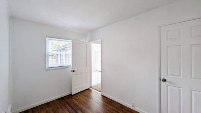 Building Photo - 3 bd 1.5 ba ranch home with screened back ...