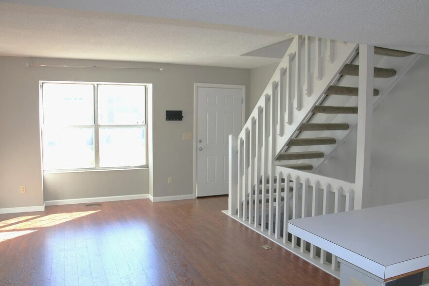 Building Photo - 4885 Stoneybrook Blvd