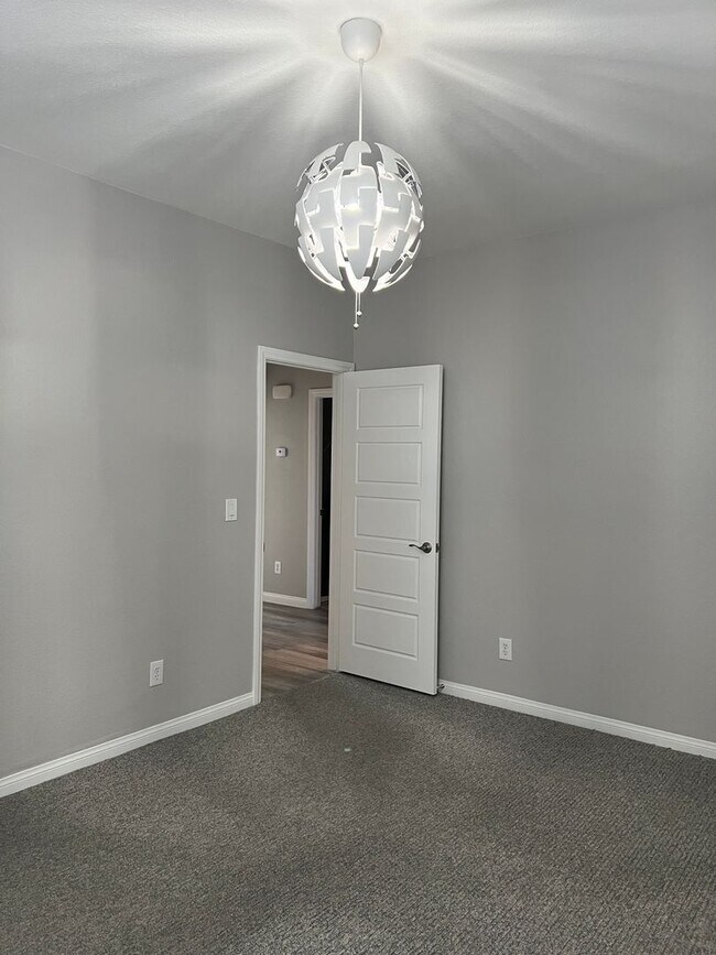 Building Photo - Do not miss this opportunity - Fabulous Location