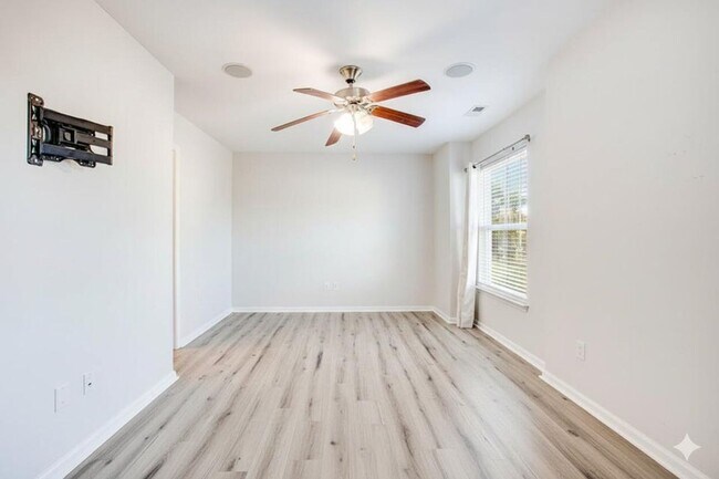 Building Photo - 2 Bedroom, 2.5 Bathroom Townhome in Landings at Montague - Goose Creek