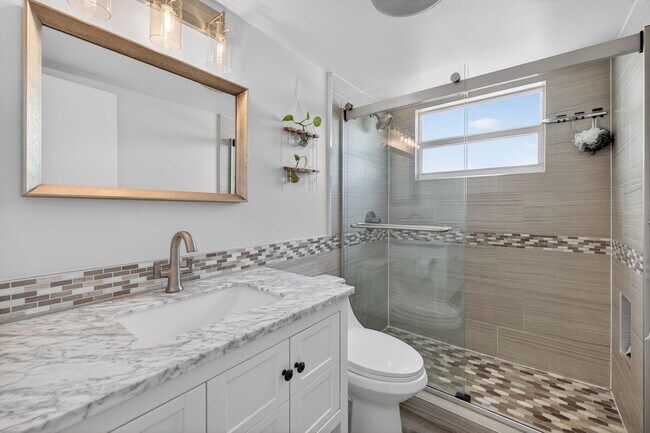 Building Photo - 2555 NE 11th St