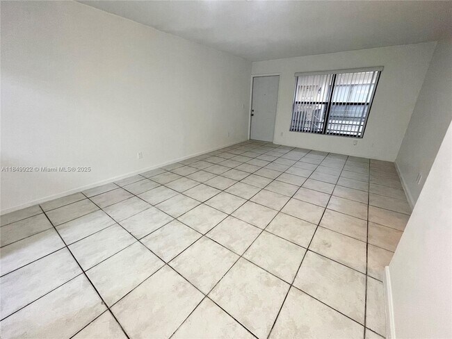Building Photo - 10992 Royal Palm Blvd