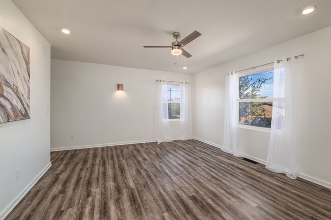 Building Photo - Beautiful, Spacious 3B/2.5Bath Single Fami...