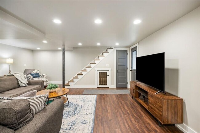 Building Photo - 2341 Elmwood Cir SE