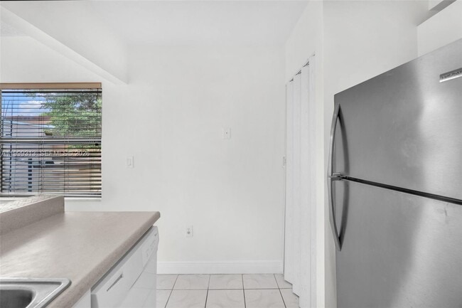 Building Photo - 685 W Park Dr