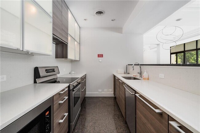 Building Photo - 2660 Peachtree Rd NW