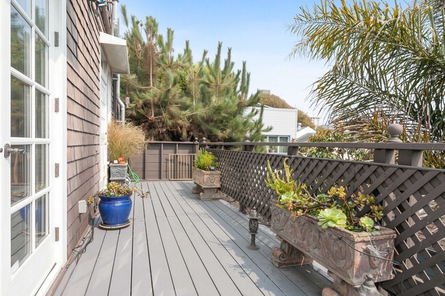 Building Photo - 2109 Bush St