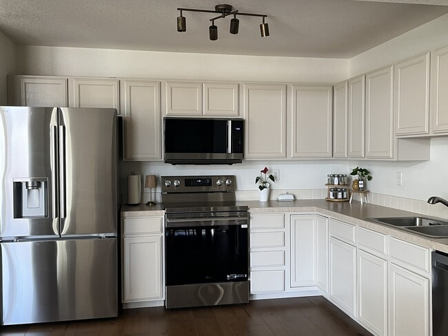 Building Photo - 4565 Lucerne Ave