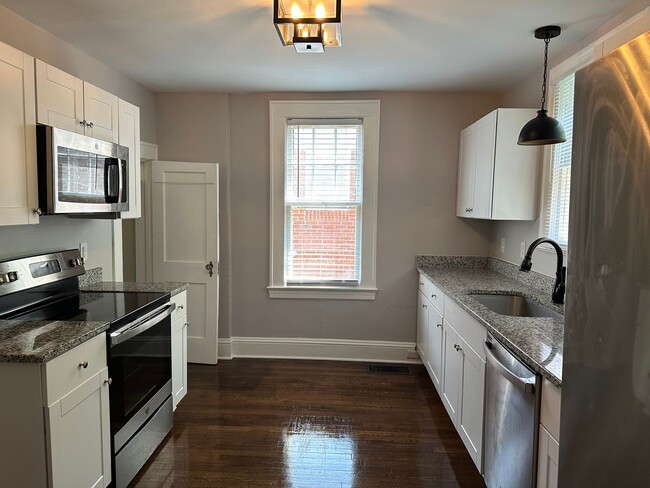 Building Photo - Three bedroom, three bath house in West En...