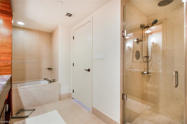 Building Photo - 1 br, 1 bath Condo - 6801 Collins Ave # 1101