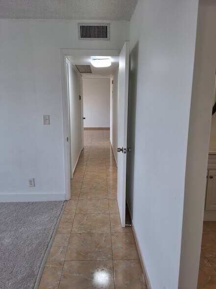 Building Photo - 401 Golden Isles Dr