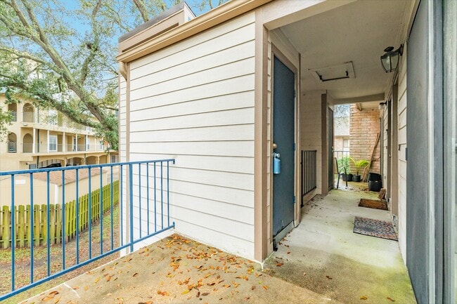 Building Photo - 7128 N Holiday Dr