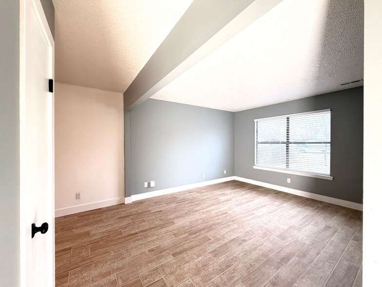 Building Photo - 531 N Betty Jo Dr