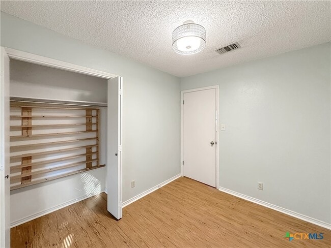 Building Photo - 776 Lookout Dr