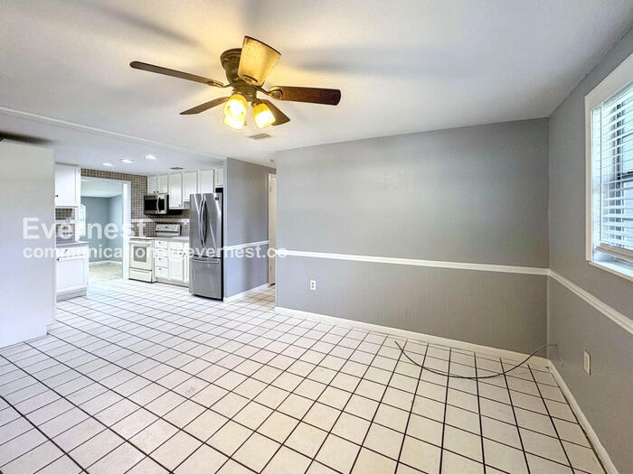 Building Photo - 2470 Ave E SW