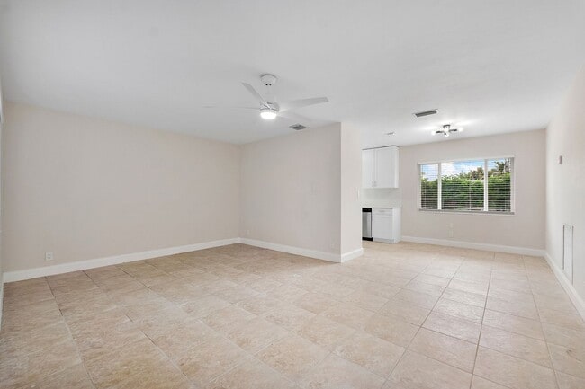 Building Photo - Spacious 3BD/2BA Home