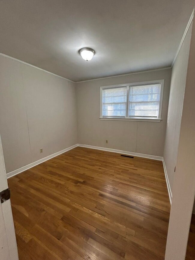 Building Photo - 523 Colonial Dr