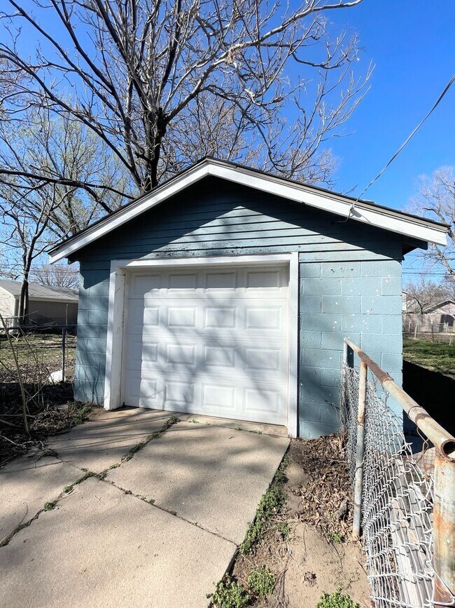 Building Photo - 2 bedroom home with garage